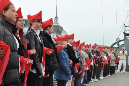 В городе Ленина на крейсере Революции приняли новых пионеров