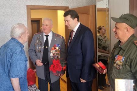 Великий Новгород. Олег Лебедев поздравил с 80-летием Великой Победы ветерана Великой Отечественной войны Н.В. Коновалова