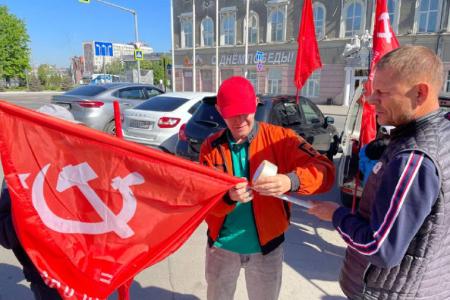 Саратовские коммунисты провели праздничный автопробег, посвящённый Дню международной солидарности трудящихся
