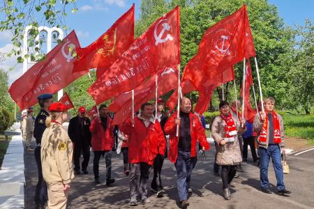 Рязанские коммунисты отметили 80-летие Победы под красными знаменами