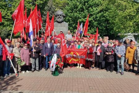Калининград. КПРФ и союзники отметили Первомай у памятника Марксу