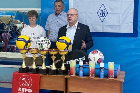 В Воронеже Сергей Гаврилов передал спортивное оборудование воспитанникам физкультурно-спортивного общества «Динамо»