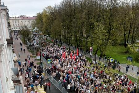 Новгородские коммунисты прошли в строю «Бессмертного полка»