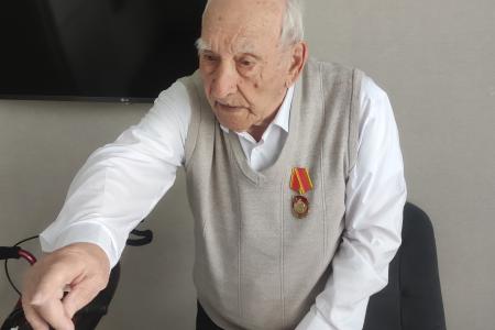 Первый секретарь Новгородского обкома КПРФ Ольга Ефимова поздравила с 80-летием Победы ветерана Великой Отечественной войны