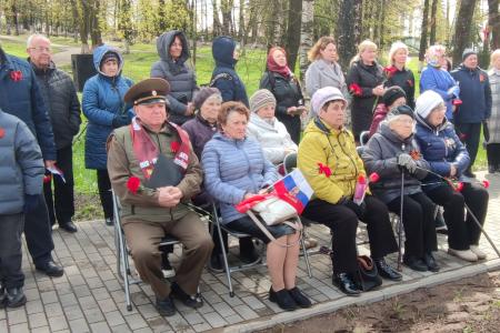 Новгородская область. Активисты КПРФ приняли участие в открытии памятника «Дети войны»