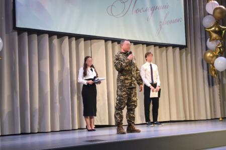 Тюменские коммунисты поздравили школьников с "Последним звонком"