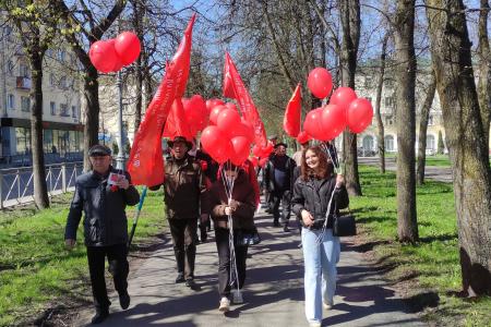 Новгородские коммунисты проводят первомайские акции