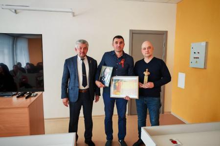 Владимир Дзержинский, помощник депутата Госдумы от КПРФ Владислава Егорова, провел урок мужества в школе №17 Северодонецка