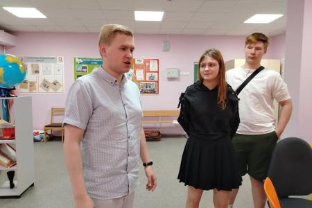 Свердловская область. Лидер уральских комсомольцев Денис Курочкин поздравил школьников Кировграда с наступающим Днём защиты детей