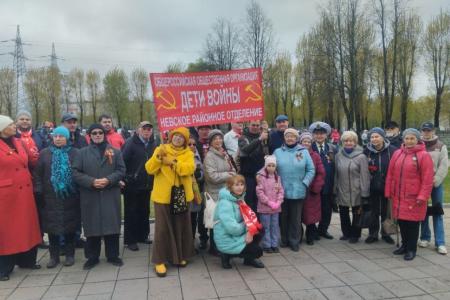 Коммунисты Ленинграда отметили День Победы в районах города