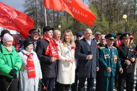 КПРФ в Ижевске провела торжественное возложение цветов в честь 1 мая