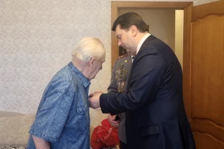 Великий Новгород. Олег Лебедев поздравил с 80-летием Великой Победы ветерана Великой Отечественной войны Н.В. Коновалова