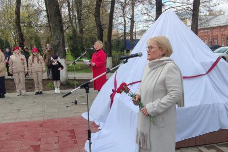 Новгородская область. Активисты КПРФ приняли участие в открытии памятника «Дети войны»