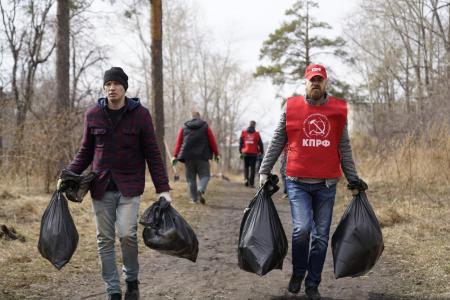 Свердловская область. Коммунисты Екатеринбурга провели субботник в парке имени Чкалова