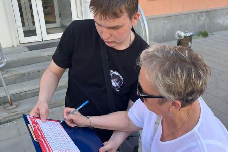 Свердловская область. Коммунисты и комсомольцы Екатеринбурга провели сбор подписей в рамках Народного референдума КПРФ