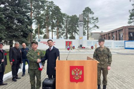 Свердловская область. Коммунисты поздравили военнослужащих с 80-летием Великой Победы