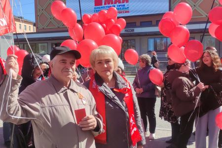 Новгородские коммунисты проводят первомайские акции