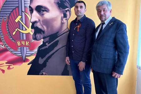 Владимир Дзержинский, помощник депутата Госдумы от КПРФ Владислава Егорова, провел урок мужества в школе №17 Северодонецка