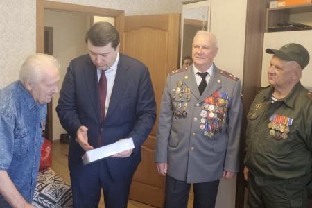 Великий Новгород. Олег Лебедев поздравил с 80-летием Великой Победы ветерана Великой Отечественной войны Н.В. Коновалова
