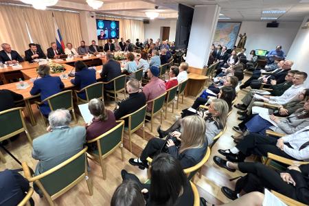 Олег Лебедев провёл в Государственной Думе круглый стол, посвященный продовольственной безопасности, развитию пчеловодства и охране окружающей среды