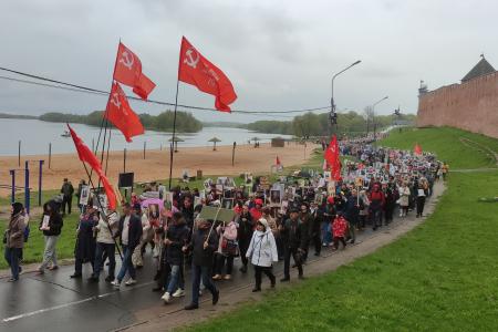 Новгородские коммунисты прошли в строю «Бессмертного полка»