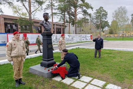 Свердловская область. Коммунисты поздравили военнослужащих с 80-летием Великой Победы