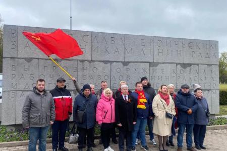 Коммунисты Ленинграда отметили День Победы в районах города
