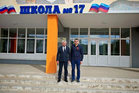 Владимир Дзержинский, помощник депутата Госдумы от КПРФ Владислава Егорова, провел урок мужества в школе №17 Северодонецка