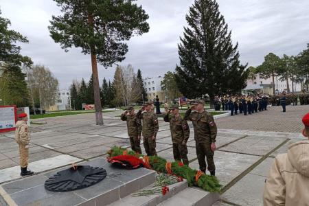 Свердловская область. Коммунисты поздравили военнослужащих с 80-летием Великой Победы
