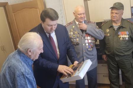 Великий Новгород. Олег Лебедев поздравил с 80-летием Великой Победы ветерана Великой Отечественной войны Н.В. Коновалова