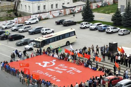Гигантскую копию Знамени Победы развернули в Ельце и Липецке