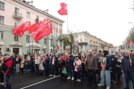 Новгородские коммунисты прошли в строю «Бессмертного полка»