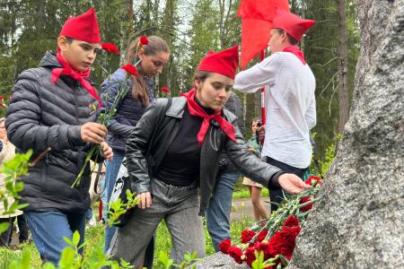 КПРФ организовала для ленинградских пионеров поездку в музей-заповедник «Ялкала»