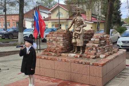 Новгородская область. Активисты КПРФ приняли участие в открытии памятника «Дети войны»