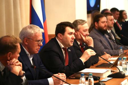 Олег Лебедев провёл в Государственной Думе круглый стол, посвященный продовольственной безопасности, развитию пчеловодства и охране окружающей среды