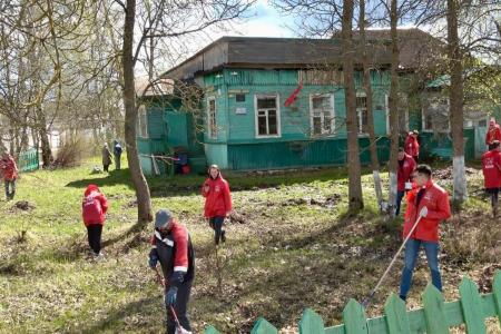 Коммунисты Ленинградской области провели субботник на территории Дома Ульяновых-Елизаровых