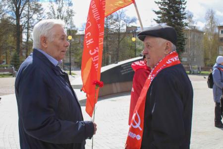 КПРФ в Ижевске провела торжественное возложение цветов в честь 1 мая