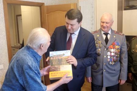 Великий Новгород. Олег Лебедев поздравил с 80-летием Великой Победы ветерана Великой Отечественной войны Н.В. Коновалова