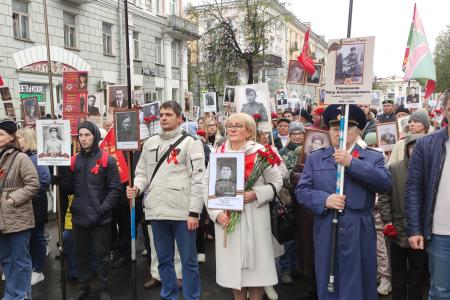 Новгородские коммунисты прошли в строю «Бессмертного полка»