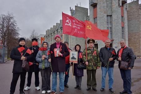 Коммунисты Ленинграда отметили День Победы в районах города