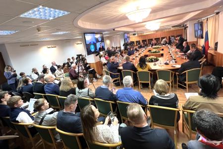 Олег Лебедев провёл в Государственной Думе круглый стол, посвященный продовольственной безопасности, развитию пчеловодства и охране окружающей среды