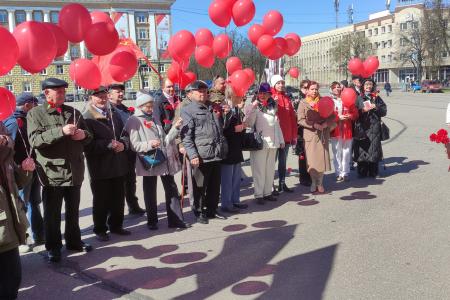 Новгородские коммунисты проводят первомайские акции