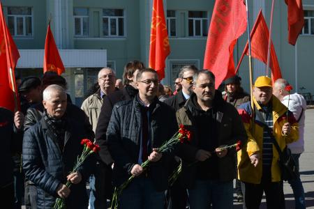 Санкт-Петербург. Коммунисты провели первомайское мероприятие у памятника первой маевке