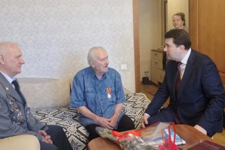 Великий Новгород. Олег Лебедев поздравил с 80-летием Великой Победы ветерана Великой Отечественной войны Н.В. Коновалова