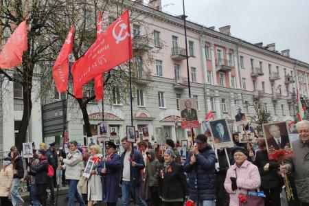Новгородские коммунисты прошли в строю «Бессмертного полка»