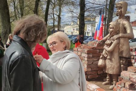 Новгородская область. Активисты КПРФ приняли участие в открытии памятника «Дети войны»