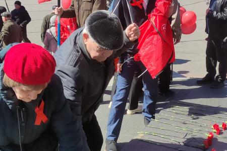 Новгородские коммунисты проводят первомайские акции