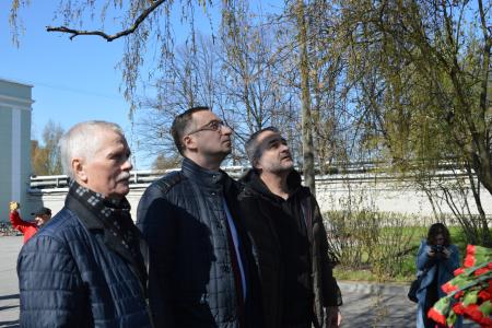 Санкт-Петербург. Коммунисты провели первомайское мероприятие у памятника первой маевке