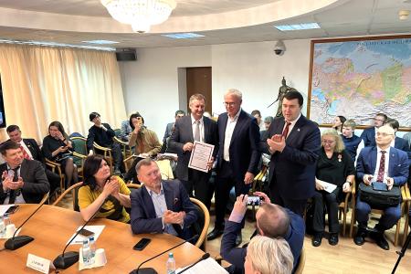 Олег Лебедев провёл в Государственной Думе круглый стол, посвященный продовольственной безопасности, развитию пчеловодства и охране окружающей среды