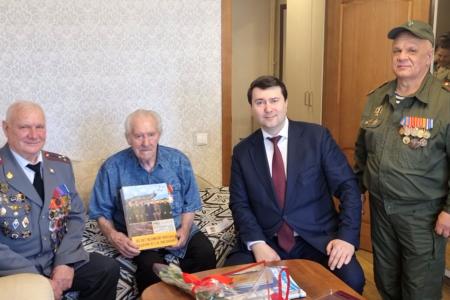 Великий Новгород. Олег Лебедев поздравил с 80-летием Великой Победы ветерана Великой Отечественной войны Н.В. Коновалова